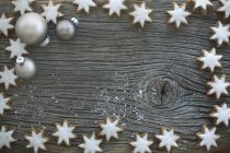 Cinnamon stars and Christmas tree baubles — Stock Photo