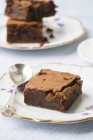 Brownies che servono su piatti vintage — Foto stock