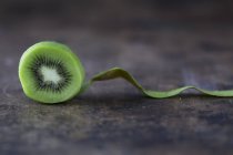Kiwi parzialmente pelato — Foto stock