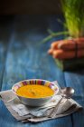 Sopa de cenoura com cebolinha na tigela — Fotografia de Stock