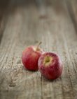 Deux pommes rouges — Photo de stock