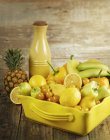 Varias frutas y verduras amarillas - foto de stock