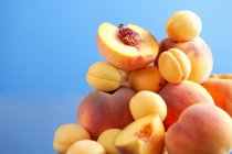 Stack of peaches and apricots — Stock Photo