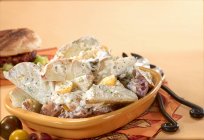 Мексиканский картофельный салат в миске — стоковое фото