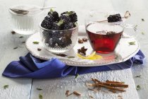 Mulled wine with blackberries — Stock Photo