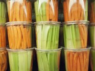 Verdure Julienned in bicchieri di plastica in un mercato — Foto stock