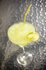 Margarita com uma fatia de limão e uma palha — Fotografia de Stock