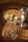 З оливками в скляних мартіні — стокове фото