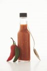Botella de salsa de chile - foto de stock
