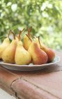 Peras frescas en plato - foto de stock