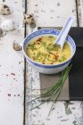 Zuppa di uova goccia con erba cipollina — Foto stock