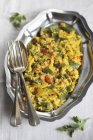 Piperata - piatto di uova su piatto di metallo con forchetta e cucchiaio — Foto stock