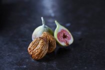 Fresh and dried figs — Stock Photo