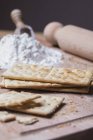 Crackers avec farine et rouleau à pâtisserie — Photo de stock