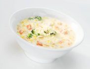 Куриный суп на тарелке — стоковое фото