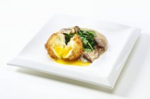 Un uovo fritto sul piatto bianco su sfondo bianco — Foto stock
