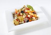 Salada grega com cuscuz em tigela — Fotografia de Stock