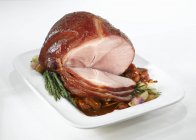 Sliced roasted ham with vegetables — Stock Photo