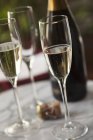 Bicchieri di champagne con il tappo di sughero — Foto stock