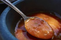 Uma tigela de salsa vermelha com uma colher — Fotografia de Stock