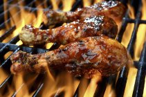 Pernas de frango em molho para churrasco — Fotografia de Stock