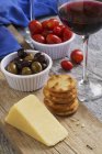 Чеддер сыр на столе — стоковое фото