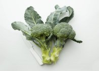 Brócoli fresco con cuchillo - foto de stock