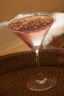 Cocktail cosmopolita em vidro — Fotografia de Stock