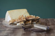 Sheep's cheese and flaky raisin — Stock Photo