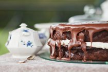 Schokoladenkuchen mit Milch — Stockfoto