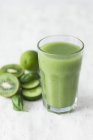 Green smoothie with kiwi — Stock Photo