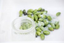 Oliven in Salz einlegen — Stockfoto