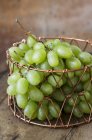 Зелений виноград у дротяному кошику — стокове фото