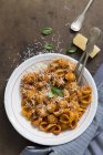 Shell pasta with tomato sauce and Parmesan — Stock Photo