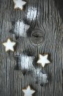 Estrellas de canela en un tablero de madera - foto de stock