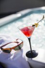 Martini cocktail avec olive — Photo de stock