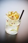 Vista de perto de Gin e Tonic com raspas de gengibre e limão — Fotografia de Stock