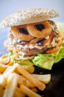 Hamburguesa con aros de calamar fritos - foto de stock