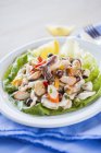 Итальянский салат из морепродуктов в миске — стоковое фото
