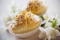 Muffins with chopped almonds — Stock Photo