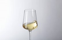 Élégant verre de vin blanc — Photo de stock