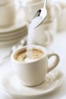 Añadir azúcar en espresso - foto de stock