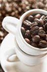 Kaffeebohnen in Espressotassen — Stockfoto