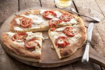 Pizza de tomate e mussarela — Fotografia de Stock