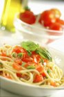 Pasta de espagueti con tomates - foto de stock
