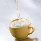 Corrente di latte su porpora — Foto stock