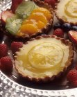 Closeup view of lemon and a mixed fruit tartlets — Stock Photo