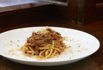 Pasta de espaguetis con pulpo - foto de stock