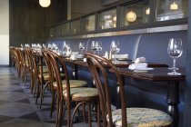 Una lunga fila di tavoli apparecchiati in un ristorante — Foto stock