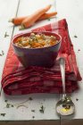 Rustikale Bohnensuppe mit Karotten und Kichererbsen — Stockfoto
